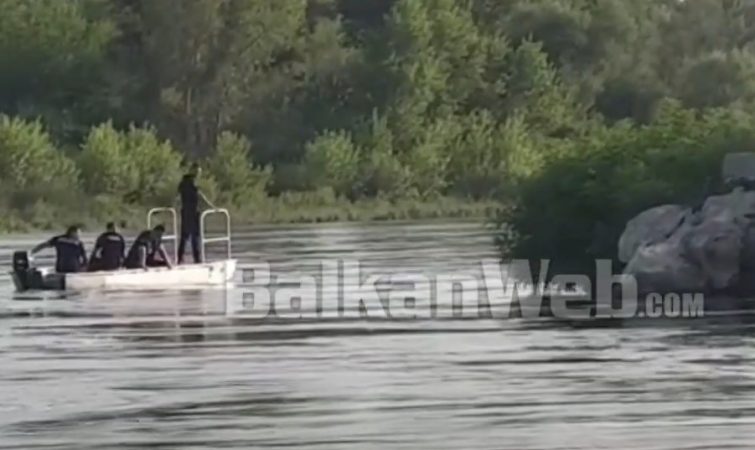 E TRISHTË/ U mbyt pasditen e sotme në lumin Buna, Policia kërkon me varkë e polumbarë trupin e 13-vjeçares