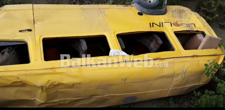 AKSIDENTI I RËNDË NË GRAMSH/ Xhama të thyer dhe dëmtime të shumta në strukturë, pamje nga minibusi i përmbysur (VIDEO)