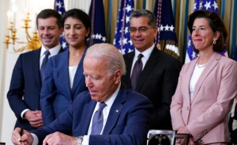 SHBA/ Biden nënshkruan urdhër ekzekutiv për të nxitur konkurrencën në ekonominë amerikane