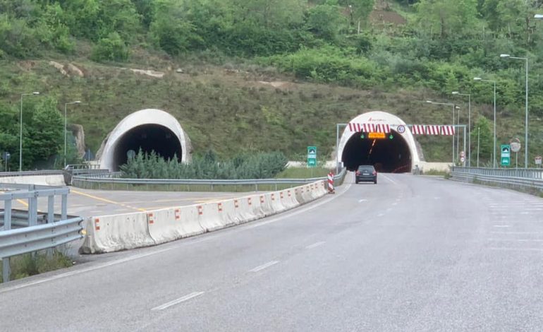 PUNIMET NË AKSIN TIRANË-ELBASAN/ ARRSH bën njoftimin e rëndësishëm: Ku do të kufizohet lëvizja e automjeteve