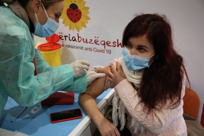 “NËSE E DONI JETËN, VAKSINOHUNI”/ Manastirliu: Ja sa vaksinime janë kryer nga fillimi i procesit