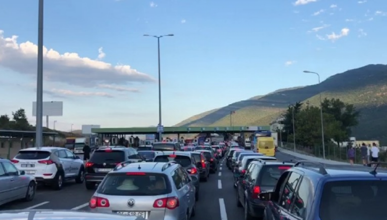 RADHË TË GJATA NË VËRMICË/ Pushuesit nisen nga Kosova për të kaluar fundjavën në Shqipëri