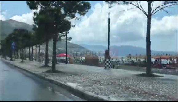 MOTI I KEQ “PUSHTON” VENDIN/ Pushuesve në Vlorë i prishen pushimet, shiu i kthen në shtëpi (VIDEO)