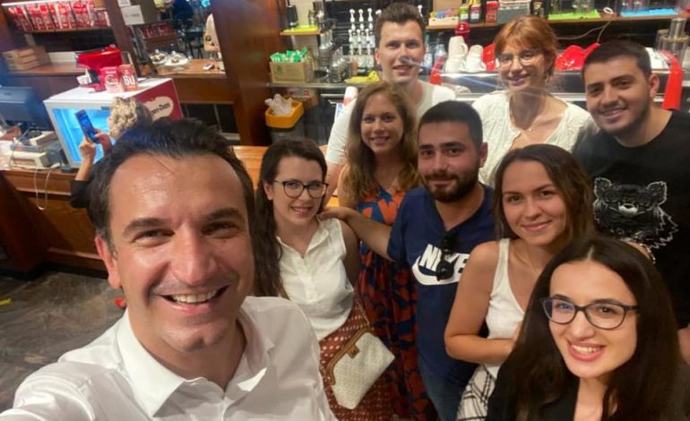 TAKON KOMUNITETIN SHQIPTAR NË BUDAPES/ Veliaj: Sa frymëzim të rinjtë të organizuar, të aftë e plot…