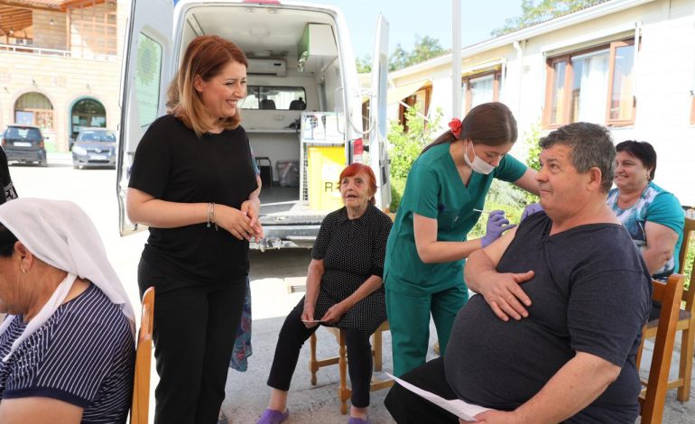 JEP LAJMIN/ Manastirliu: Sot mbërrijnë mbi 18 mijë vaksina. Vijojmë derë më derë, intensifikojmë vaksinimin…