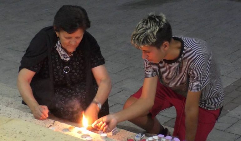 AKSIDENTI TRAGJIK ME 10 VIKTIMA/ Mbahen homazhe në Pogradec, ndizen qirinj në sheshin kryesor të qytetit