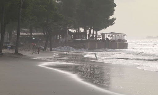 MOTI I KEQ/ Pushuesit largohen nga plazhi Shëngjinit, krijohet trafik në aksin Balldre-Milot