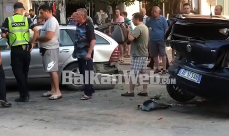 AKSIDENT I TREFISHTË NË FIER/ Dy persona të plagosur, dërgohen me urgjencë drejt… (VIDEO)