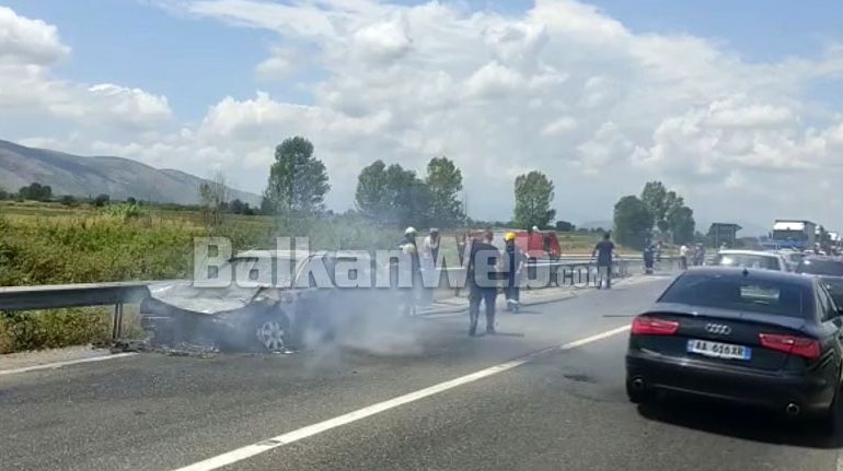 AKSIDENT NË LEZHË/ Përplasen dy makina, njëra prej tyre shkrumbohet nga flakët
