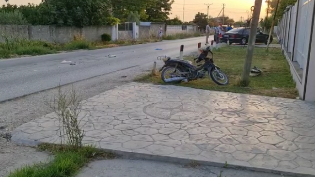 AKSIDENT NË FIER/ Motori përplaset me një makinë, shpëton mrekullisht drejtuesi (VIDEO)