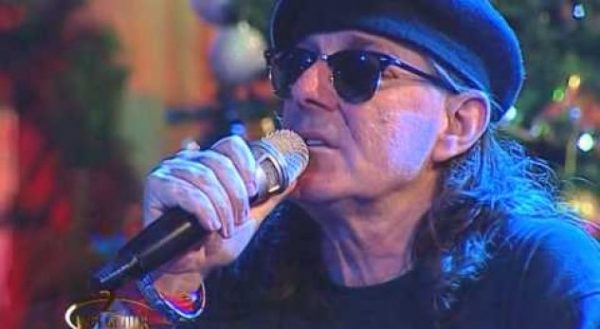 ISHTE DUKE KËNDUAR NË NJË KONCERT NË BERAT/ Aleksandër Gjoka ndihet keq në skenë, dërgohet me urgjencë në spital