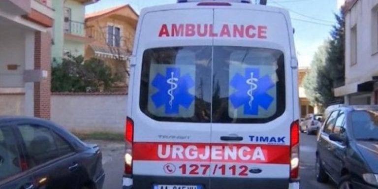 U VAKSINUA KUNDËR COVID-19/ Qytetarja në Tiranë humb ndjenjat, niset me urgjencë për në spital