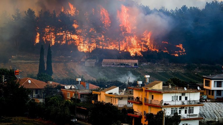 ZJARRET NË BALLKAN/ Vala më e madhe e të nxehtit regjistruar prej dekadash, Turqia dhe Greqia të gjunjëzuara nga flakët