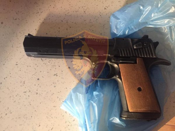 POLICIA PARANDALON KRIMIN/ Kërcënon me armë ish-gruan, arrestohet 43-vjeçari në Sauk