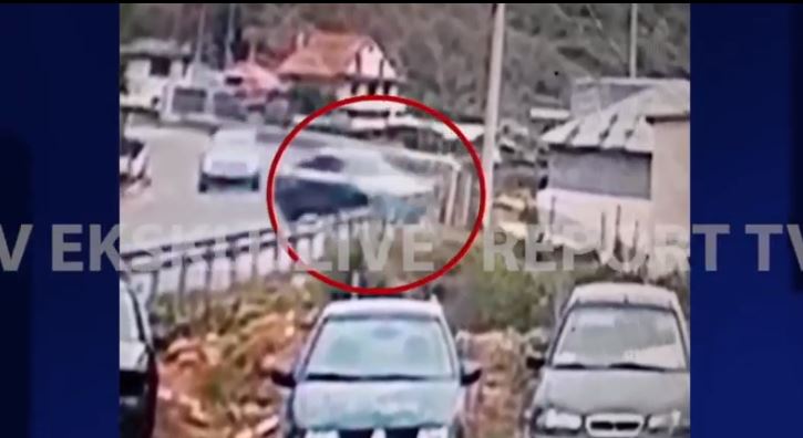 DEL VIDEO/ Momenti kur “AUDI” me shpejtësi futet brenda shtëpisë dhe përplaset me…
