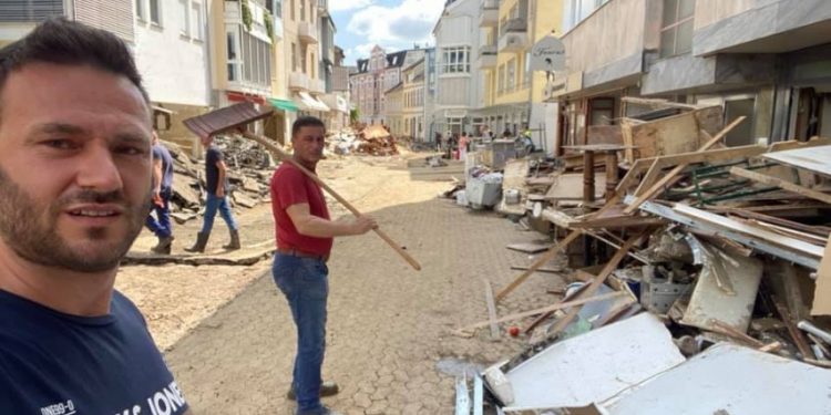 GJESTI I VEÇANTË/ Shqiptarët ndihmojnë familjet e shkatërruara nga stuhitë në Gjermani