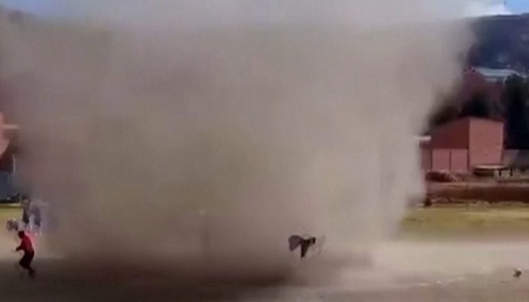 MOMENTE PANIKU/ Tornado vjen vrullshëm në mes të një ndeshjeje futbolli, shikoni ç’ndodh me lojtarët (VIDEO)