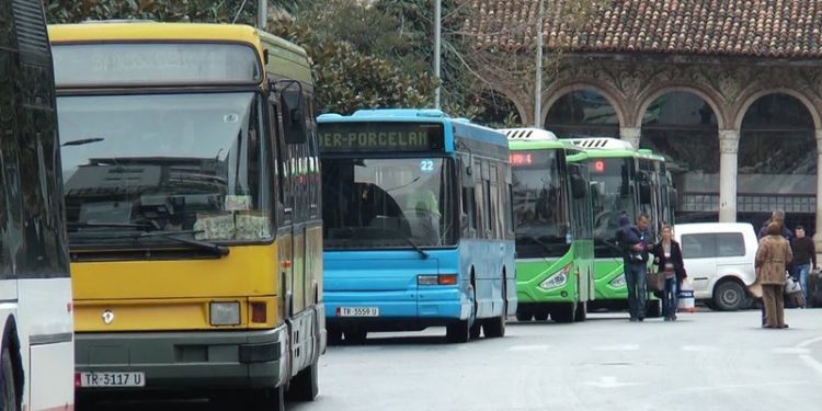 “LEHTËSON BUXHETIN…”/ Rikthehet ABONEJA e përgjithshme në kryeqytet, qytetarët mirëpresin vendimin