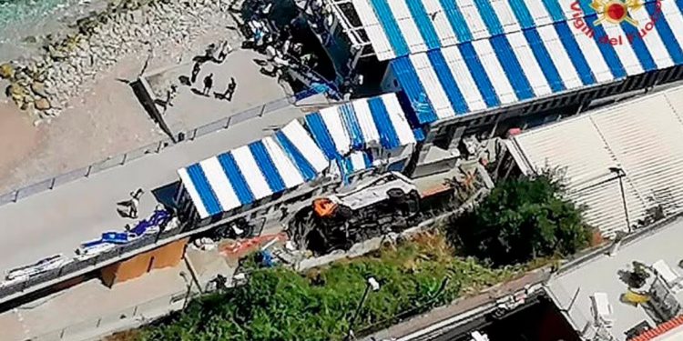 E RËNDË/ Autobusi me 12 persona bie në një plazh (PAMJET)