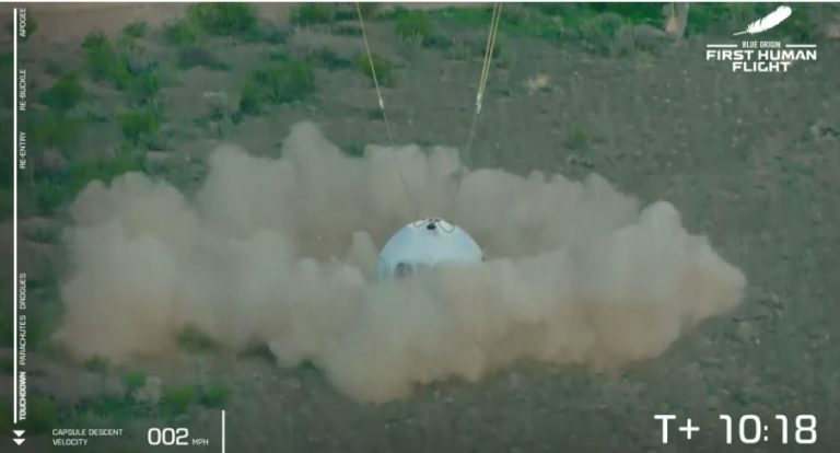 ZBULOHEN PAMJET/ Përfundon fluturimi në hapësirë i Jeff Bezos, momenti kur miliarderi kthehet në Tokë (VIDEO)