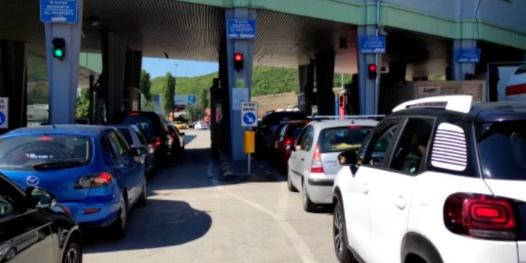 KUFIZIMET/ Ndalohet kalimi i punonjësve sezonalë drejt Maqedonisë përmes Qafë-Thanës