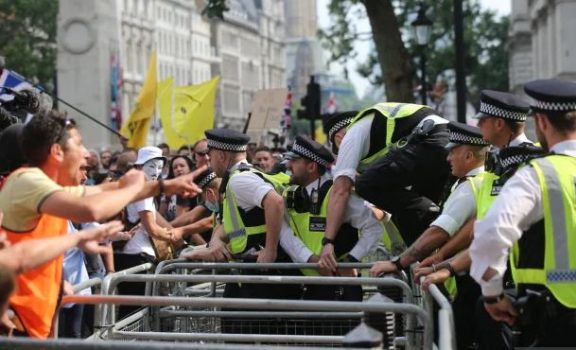 MASAT E REJA NË KLUBET E NATËS/ “Tërbohen” të rinjtë në Britani, kërkojnë largimin e Boris Johnson (FOTO)