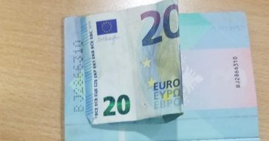I FUTI 20 EURO NË MES TË PASAPORTËS/ Polici i vë prangat emigrantit nga Elbasani në kufi