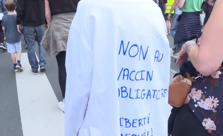 “NUK DUAM KUFIZIME…”/ Protesta në Francë, shkatërrohen qendrat e vaksinimit