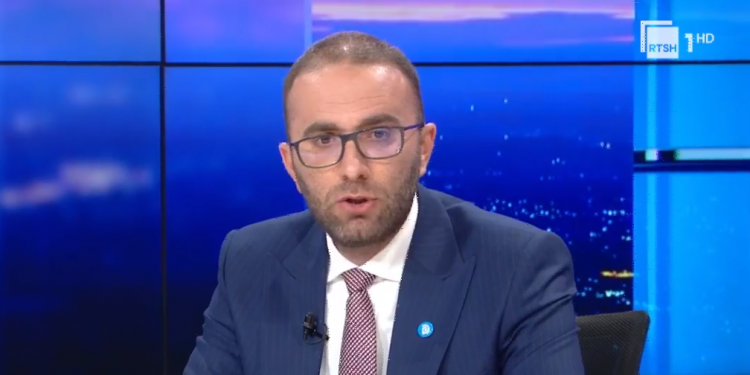 IRONIA/ Gazetarja i nxjerr “bojën” Gazment Bardhit: Dikur parkonte makinën e Bylykbashit…