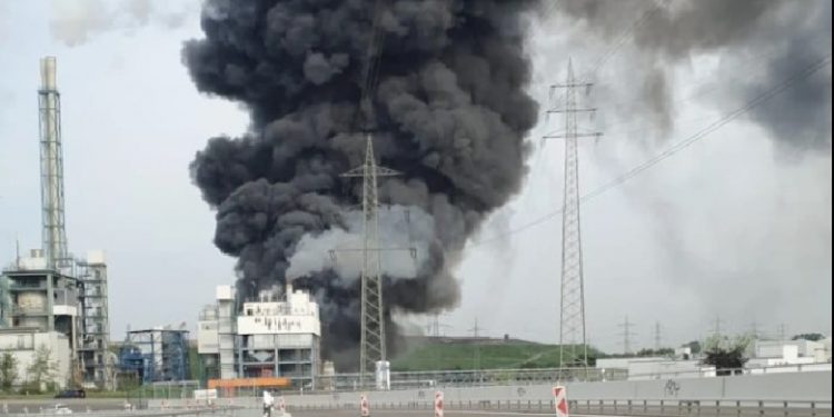 “5 TË ZHDUKUR DHE 16 TË PLAGOSUR”/ Shpërthim i fuqishëm në një fabrikë në Gjermani (NGJARJA)
