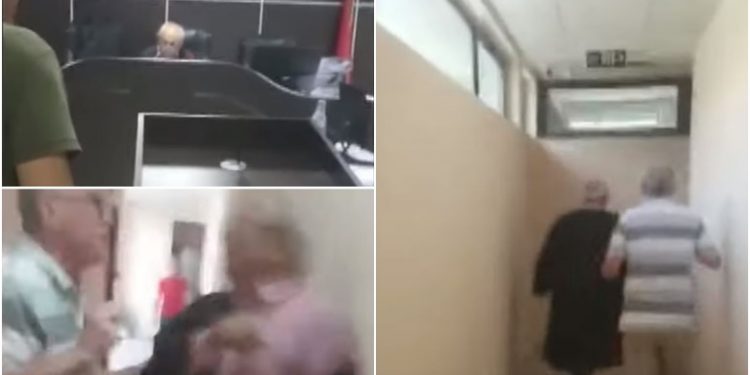 “SA LEKË KE MARRË?” Përplasje fizike në Gjykatën e Vlorës, dy vëllezërit e filmojnë në sallë. Vendosin pas një muri…