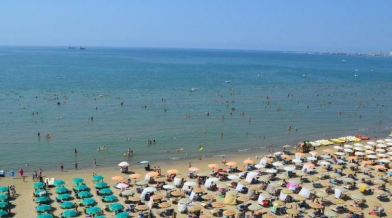 “NË FORMË GJYSMËHËNE, AI OFRON…”/ Faqja e njohur turistike shkruan për “plazhet mahnitëse” të Shqipërisë