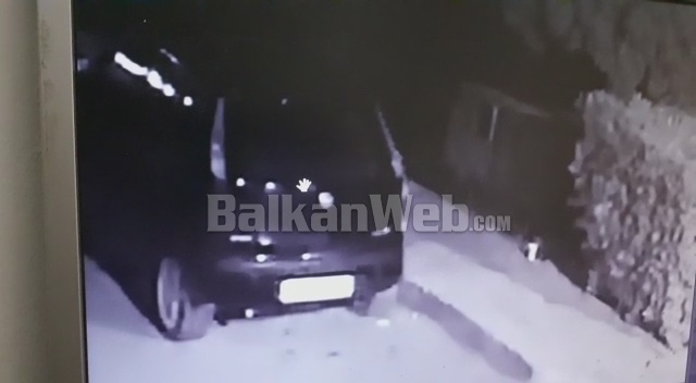 PAMJET/ Shihni si grabitet makina në mes të Durrësit, autori shpërthen derën me levë dhe merr…