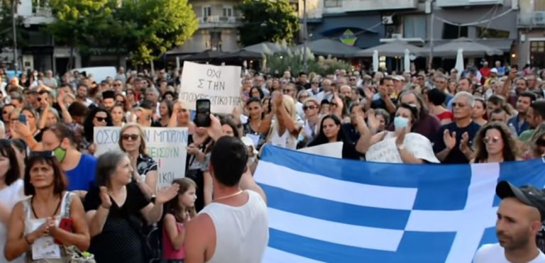KUNDËR VAKSINIMIT TË DETYRUESHËM/ Greqia përfshihet nga protestat, mbyllet rruga drejt parlamentit (VIDEO)