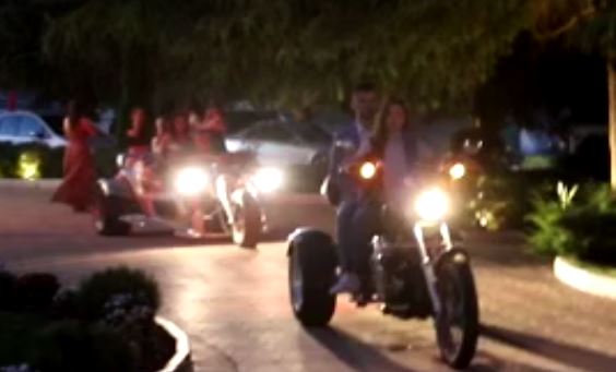 MOMENT MBRESËLËNËS/ Mbrëmja e maturës në Durrës, vajzat mbërrijnë me “Harley Davidson” (VIDEO)