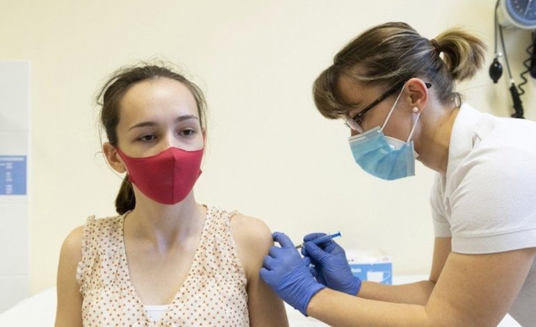 NUK MJAFTOJNË DY/ Rusia nis të japë doza përforcuese të vaksinës Sputnik