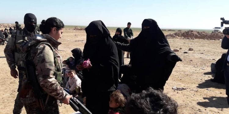 GRATË DHE FËMIJËT…/ Riatdhesohen nga Siria luftëtarë të ISIS dhe familjarët e tyre