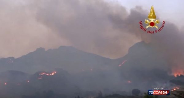 VALA E TË NXEHTIT SHKAKTON ZJARRE MASIVE NË ITALI/ Palermo në alarm nga flakët, mbyllet aeroporti në Sicili (FOTO)