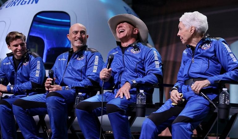 PUBLIKOHEN PAMJET/ Çfarë bëri miliarderi Jeff Bezos gjatë udhëtimit në hapësirë. Akrobacira dhe…