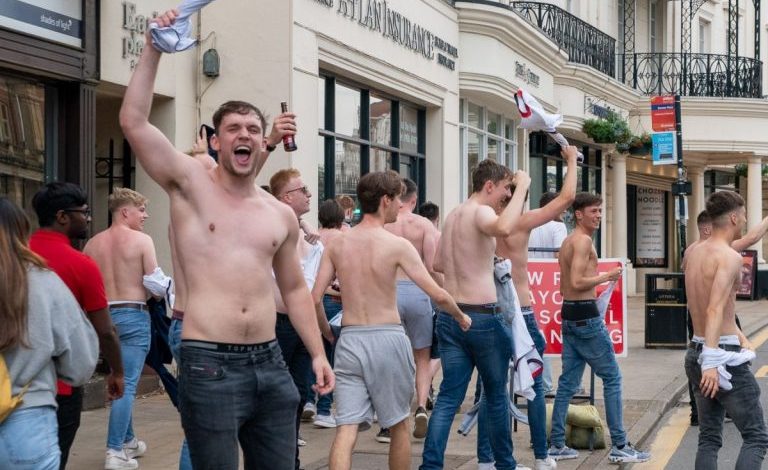 TË DEHUR DHE INFEKTIME TË SHUMTA NGA COVID/ Policia angleze në alarm në prag të finales së “Euro 2020”