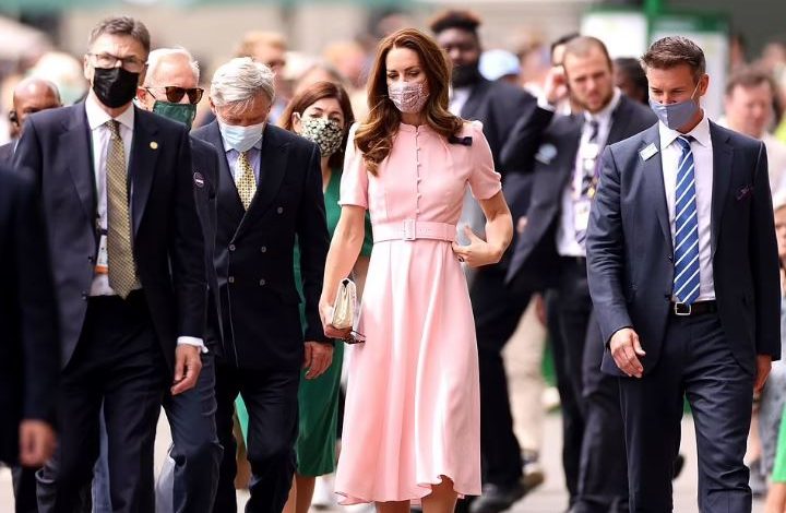KRYQËZON GISHTAT PËR FITOREN E ANGLISË! Kate Middleton SHKËLQEN me fustanin 695$ (FOTOT)