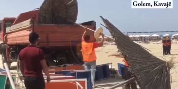 “BREGDETI YNË”/ Hiqen 490 çadra dhe 980 shezlongë në plazhin e Golemit dhe Spilles