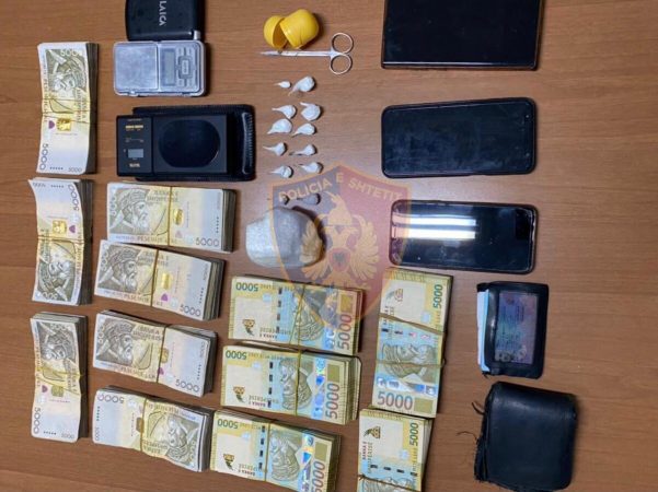 NË BANESË IU GJETËN…/ “Furnizonte” ish-Bllokun me kokainë, arrestohet trafikanti në Tiranë (EMRI)