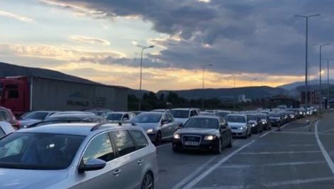 TEMPERATURAT E LARTA/ Radhë të gjata në kufi, kosovarët mësyejnë në bregdetin shqiptar