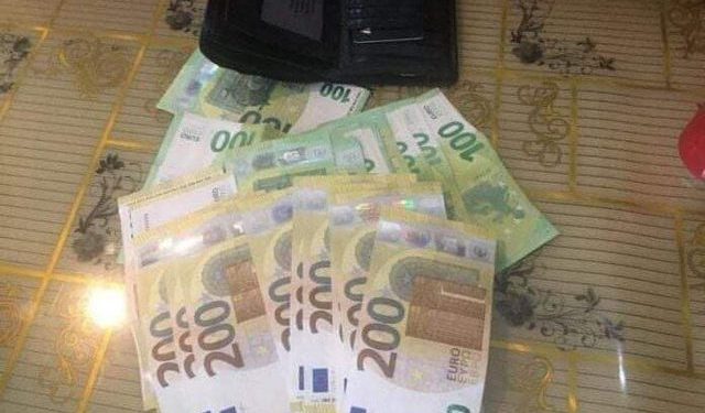 GJEST I RRALLË/ Shqiptari gjen kuletën me 6 mijë euro dhe ia kthen pronarit