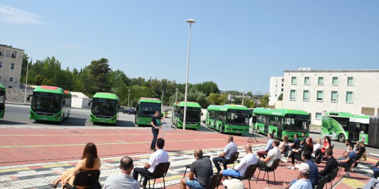 MODERNIZIMI I TRANSPORTIT URBAN/ Veliaj prezanton flotën e parë të autobusëve të gjelbër “Go Green” në Tiranë