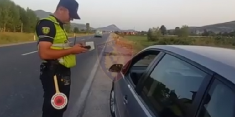 SHOFERËT E PABINDUR/ Policia kontrolle, hiqen 21 leje drejtimi, vendosen 58 gjoba, arrestohen…