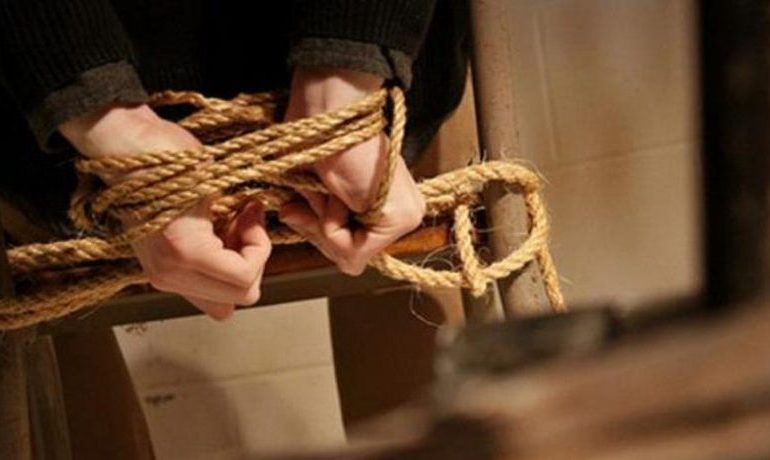 MORI ME FORCË PARTNEREN NË BANESËN E TIJ DHE E DHUNOI/ Arrestohet 34-vjeçari në Dropull