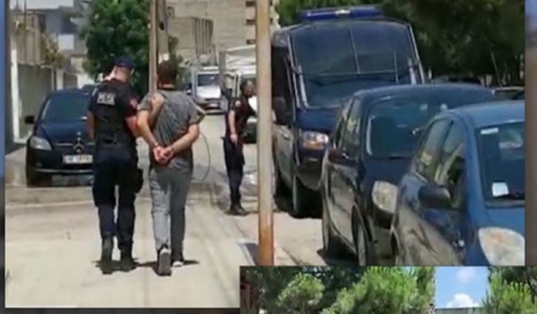 “TA MBASH MEND”/ Po i filmonte të dashurën që po arrestohej, i “forti” kërcënon gazetarin (VIDEO)