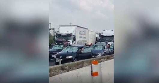 MOTI I KEQ NË ITALI/ Breshri thyen xhamat e makinave, plagosen edhe tre persona (VIDEO)